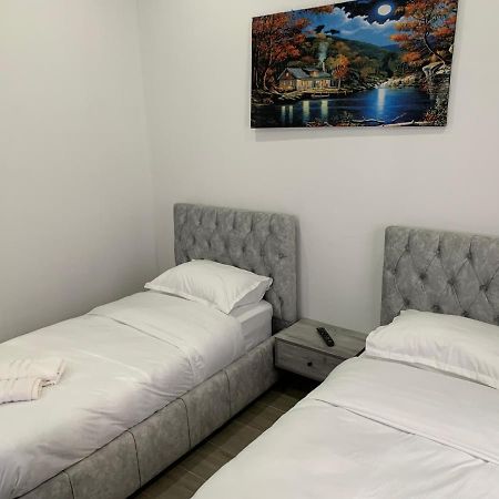 Hotel Restaurant Deso Shijak エクステリア 写真